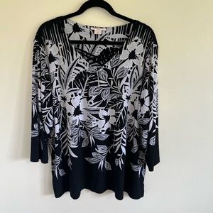 Black and White Floral design top size 3X